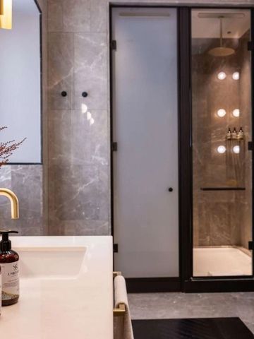 Luxuriöses Badezimmer mit goldenen Armaturen und stilvollen Details