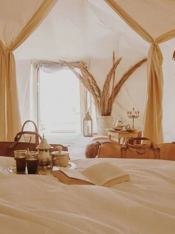 Luxuriöses Zeltinterieur mit Kaffee-Tablett und dekorativen Elementen.