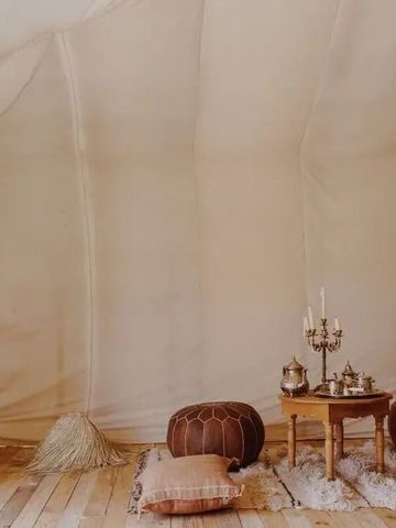 Elegantes Zeltinterieur mit stilvollen Möbeln und Dekoration