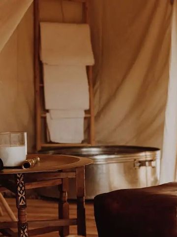 Gemütliches Zelt mit Sitzbereich und rustikalen Elementen