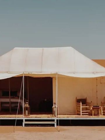 Luxuriöses Wüstencamp Zelt mit Sitzbereich auf Holzterrasse