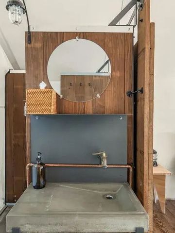 Modernes Badezimmer im Zelt mit hölzerner Wandverkleidung und Spiegel