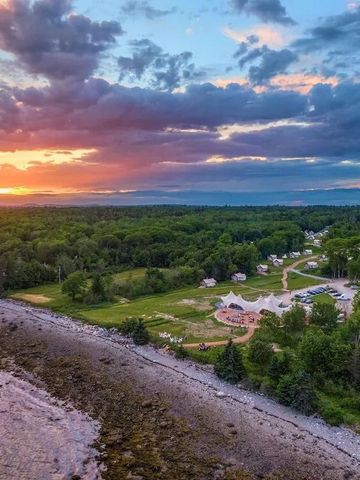 Luftaufnahme des Resorts mit Sonnenuntergang und Küste