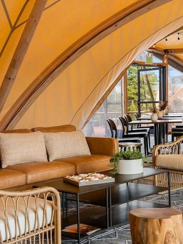 Gemütlicher Lounge-Bereich mit Sofa und Sesseln in einem Zelt bei Under Canvas Bryce Canyon