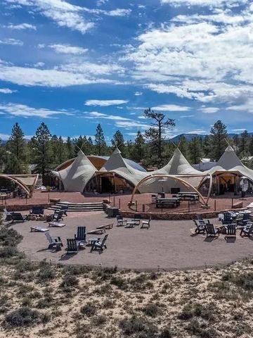 Luftaufnahme von luxuriösen Zelten und Sitzbereichen in der Wüstenlandschaft bei Under Canvas Bryce Canyon