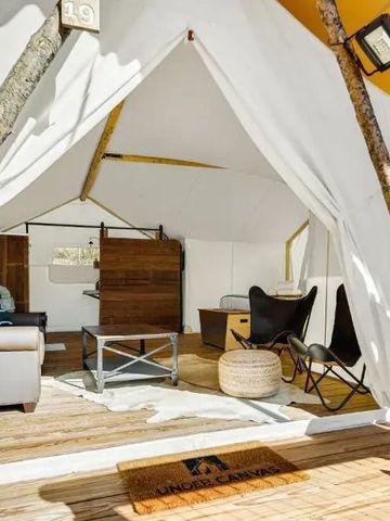 Luxuriös eingerichtetes Zelt mit Bett und Sitzmöbeln bei Under Canvas Bryce Canyon