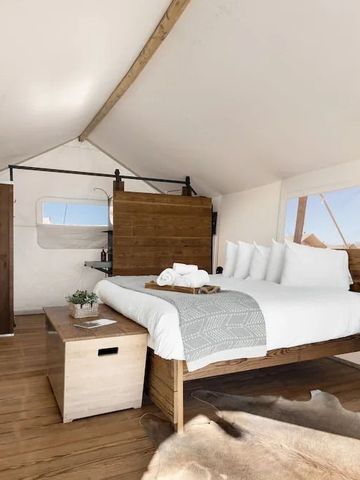 Helles Zeltzimmer mit natürlichem Lichteinfall und stilvollem Holzdach