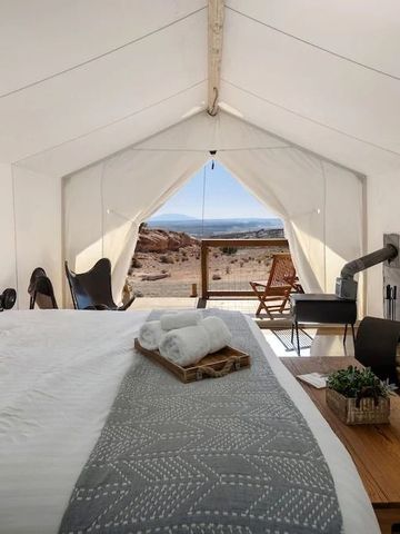 Luxuriöses Zeltinterieur mit Aussicht auf die malerische Umgebung und gemütlicher Einrichtung