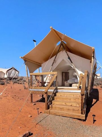 Luxuriöses Zelt in wüstenähnlicher Umgebung mit Terrasse