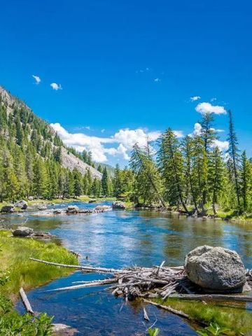 Idyllische Flusslandschaft mit klaren Himmel und bewaldeten Hügeln