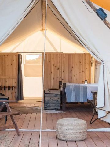 Gemütliches Safari-Zelt mit einladender Holzveranda und rustikalem Interieur