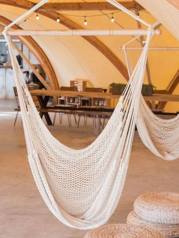 Gemütlicher Lounge-Bereich mit Hängematten und Sitzgelegenheiten im Hotel