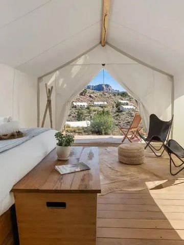 Weitläufiges Zelt mit Doppelbett und Sitzbereich, Bergblick