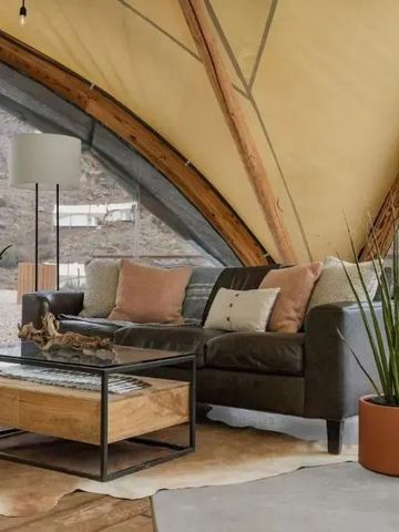 Elegante Lounge im Zelt mit Sofas und Pflanzendekor