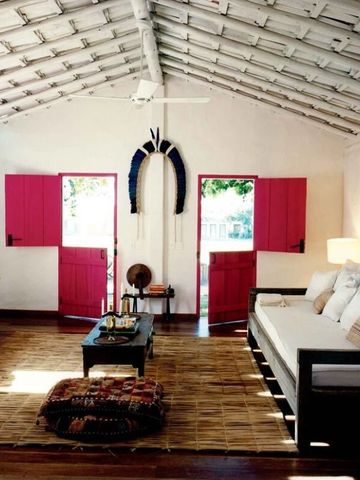 Rustikales Wohnzimmer mit Holzboden und heller Einrichtung