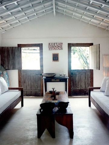 Zwei weiße Sofas in einem luftigen, rustikalen Raum