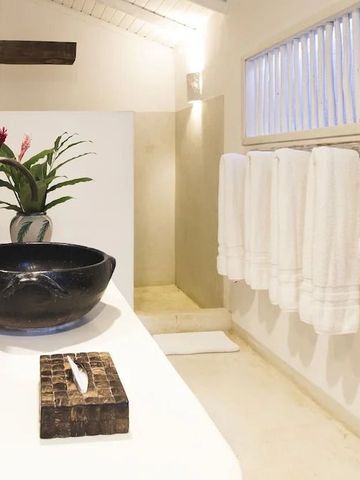 Modernes Badezimmer mit eleganter Einrichtung und schwarzen Waschbecken