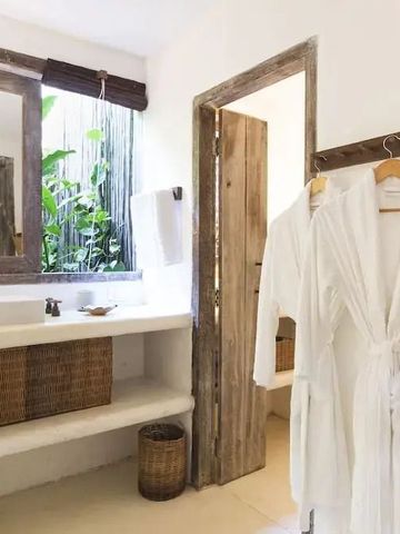 Luxuriöses Badezimmer mit Holzdetails und begrüntem Fenster