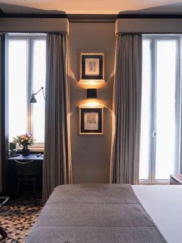 Stilvolles Zimmer mit Schreibtisch und sanfter Beleuchtung