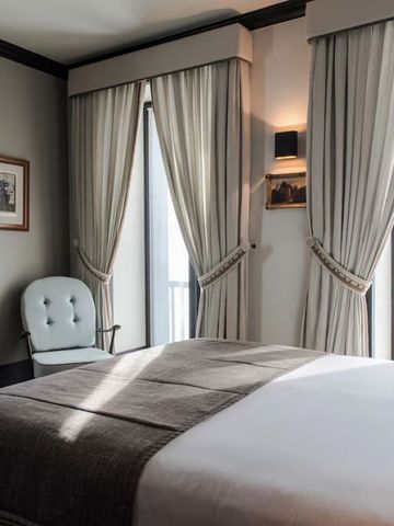 Hotelzimmer mit warmem Licht und eleganter Dekoration