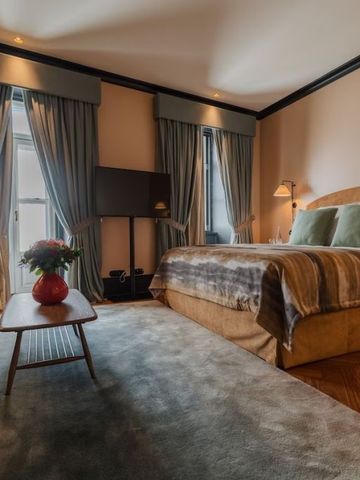 Großzügiges Schlafzimmer mit modernem Design und bequemer Sitzgelegenheit