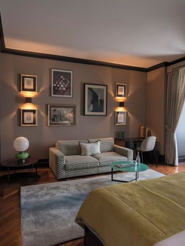 Elegantes Hotelzimmer mit stilvoller Einrichtung und Kunstwerken an der Wand