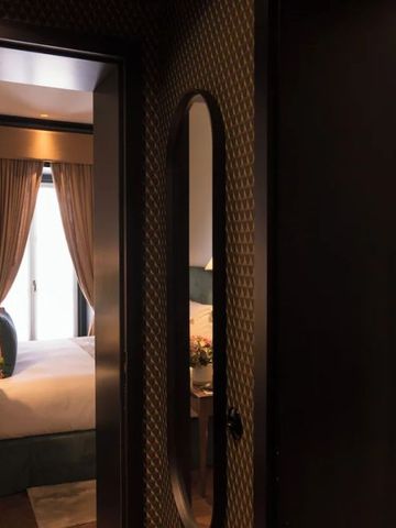 Gemütliches Schlafzimmer mit luxuriösen Details und Blumenarrangement