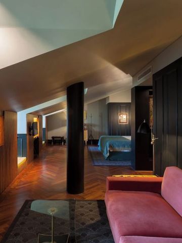 Moderne Suite mit schrägem Dach und eleganter Inneneinrichtung