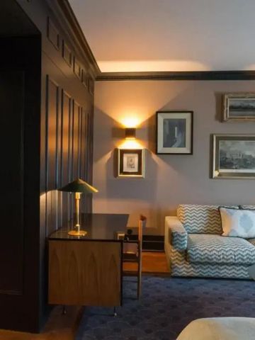 Geschmackvoll eingerichtetes Wohnzimmer mit edlen Möbeln und Kunstwerken