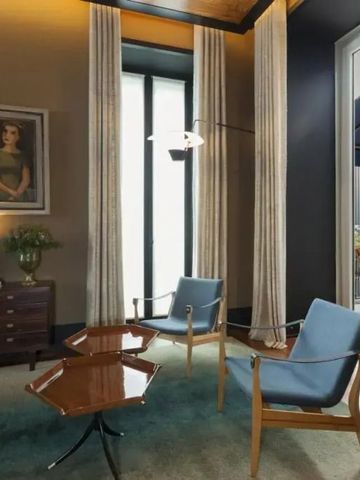 Lichtdurchfluteter Raum mit modernen Möbeln und Zugang zur Terrasse