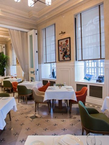 Helles und einladendes Restaurant mit kunstvoller Dekoration