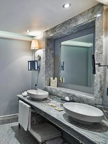 Luxuriöses Badezimmer mit zwei Waschbecken und Marmorverkleidung im The Bank Hotel Istanbul