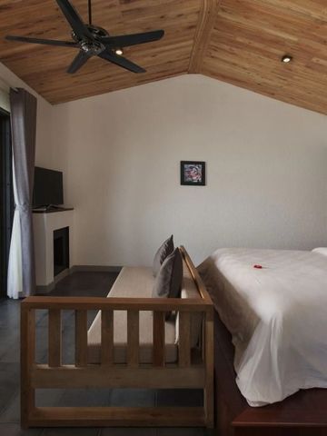 Gemütliches Schlafzimmer im modernen Design mit Holzdecke