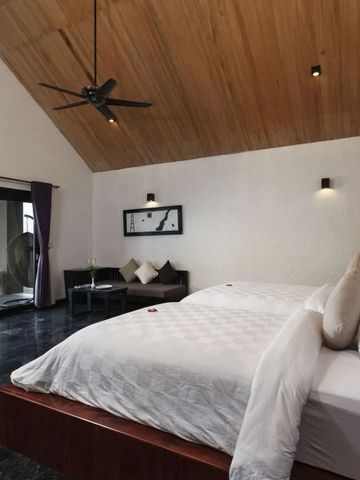 Großes Schlafzimmer mit Meerblick durch große Fenster