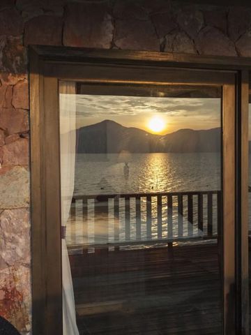 Sonnenuntergang über der Lagune durch das Fenster einer luxuriösen Villa betrachtet