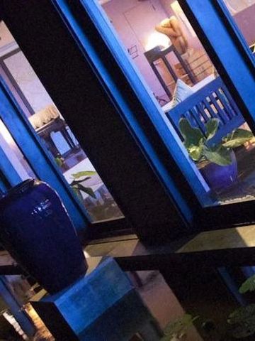 Entspannende Spa-Lounge bei Abendbeleuchtung