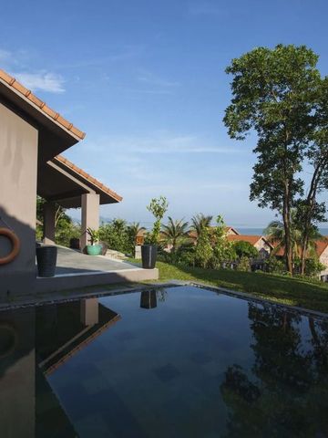Villa mit Infinity Pool und Blick auf die Lagune