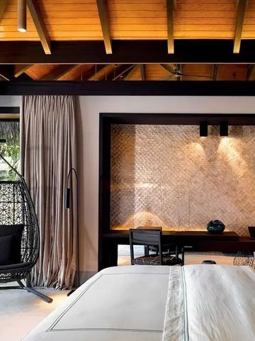 Geräumiges Schlafzimmer mit modernem Dekor und großen Fenstern zur Natur.