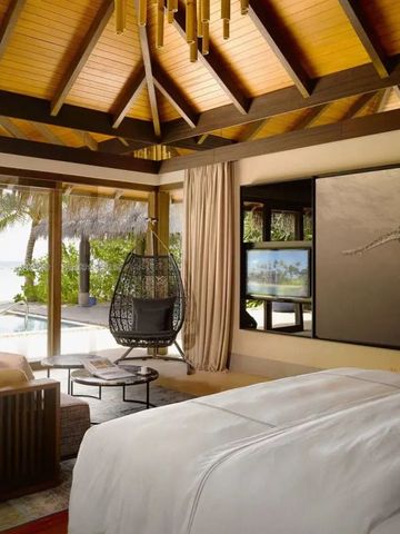 Luxuszimmer mit Meerblick und stilvollem Interieur auf einer tropischen Insel.