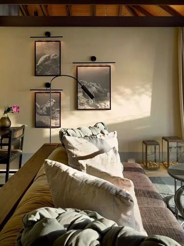 Stilvolle Suite mit Kunstwerken an der Wand und gemütlicher Sitzecke.