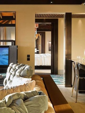 Elegante Suite mit großem Sofa und modernem Design.