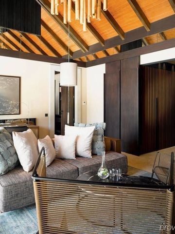 Luxuriöses Wohnzimmer in einer Villa mit modernem Design und Holzakzenten