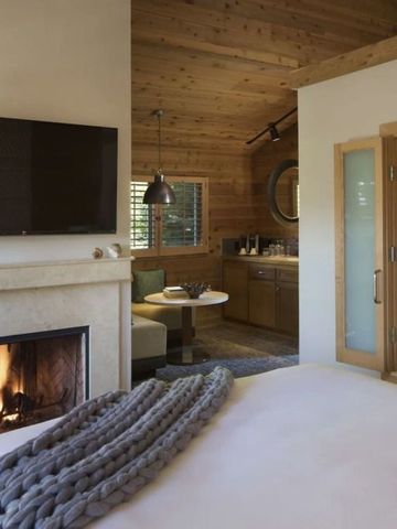 Moderne Suite mit offenem Wohnbereich und gemütlichem Kamin.