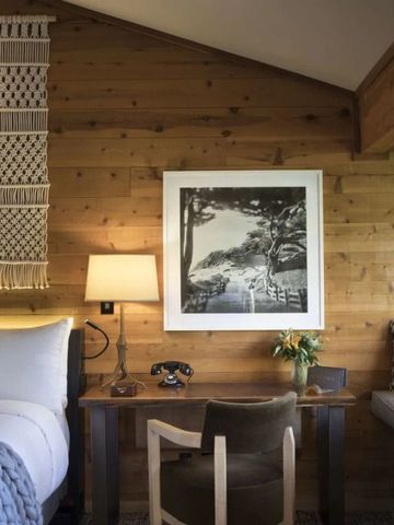 Stilvolles Schlafzimmer mit Holzakzenten und dezenter Dekoration.