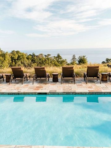 Poolbereich mit Blick auf die Küstenlandschaft