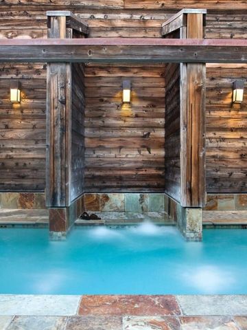 Holzgetäfelter Whirlpoolbereich im Freien