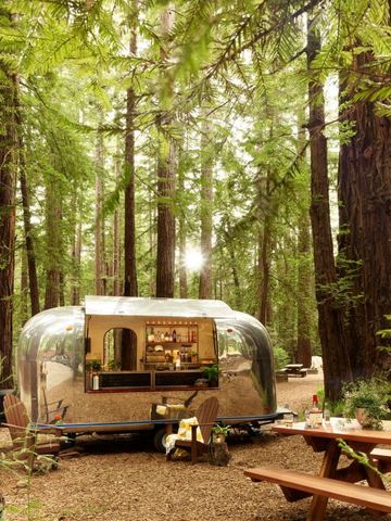 Luxuriöser Airstream-Trailer zwischen Mammutbäumen im Wald von Big Sur