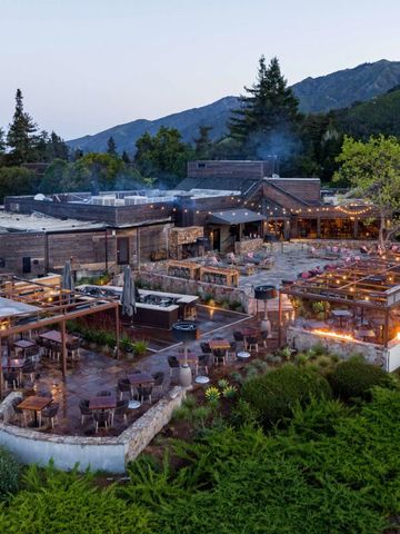 Terrassenrestaurant in Big Sur mit Blick auf die Berge