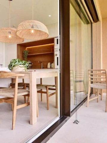 Essbereich mit eleganten Holzstühlen und naturbelassenem Tisch auf Balkon