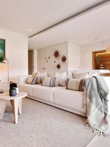 Helles Wohnzimmer in neutralen Farben mit modernen Möbeln